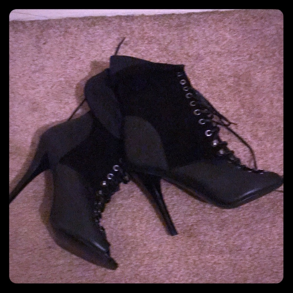 Guess women’s peep toe booties size 7